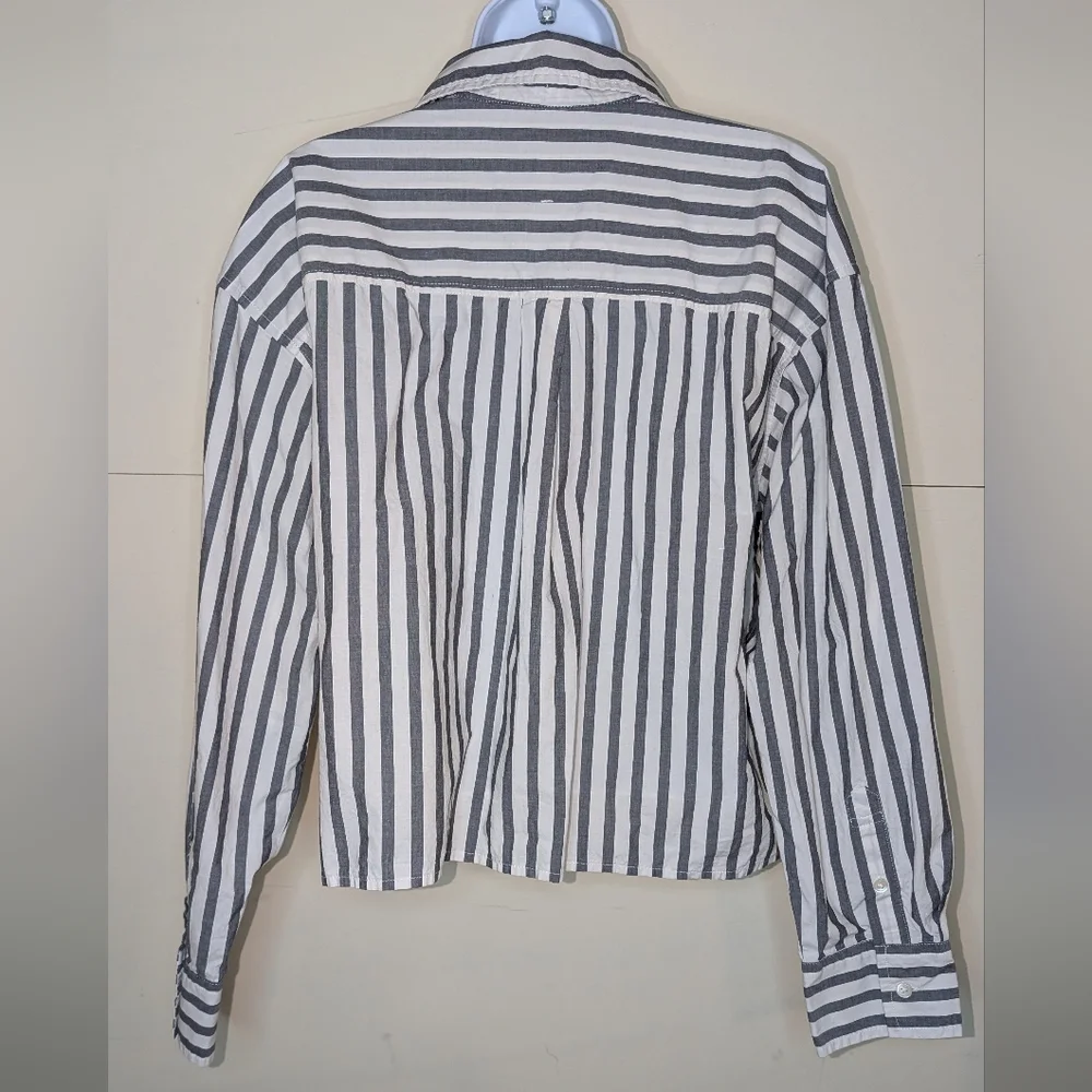 Banana Republic Loose Fit Slightly Cropped Button Down Striped Shirt - Picture 3 of 8